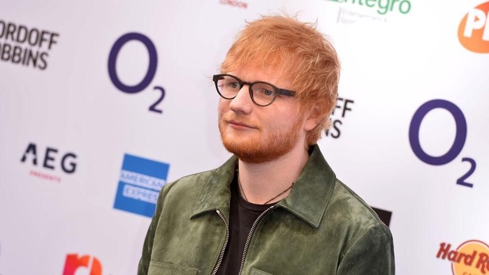 Ed Sheeran lives without a cellphone and is happy